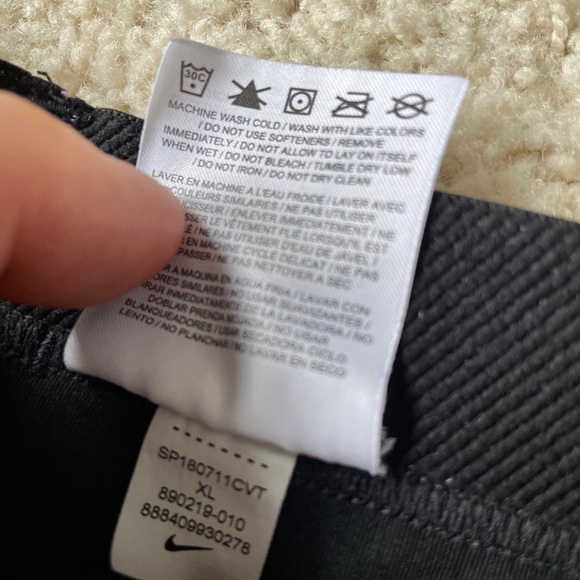 Nike crop- Girls XL- Never Been Worn! - Picture 2 of 2